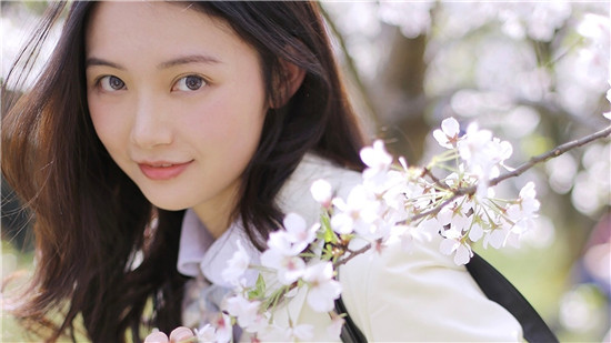 草莓丝瓜榴莲黄瓜樱桃菠萝精简版：海量vip美女直播在线看的手机播放软件