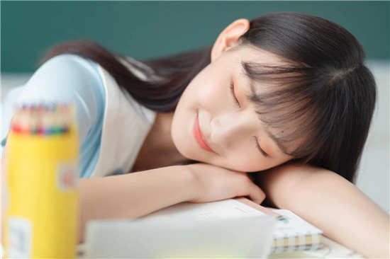 秋葵香蕉榴莲草莓绿巨人app免费版：一款不需要开通会员的播放APP