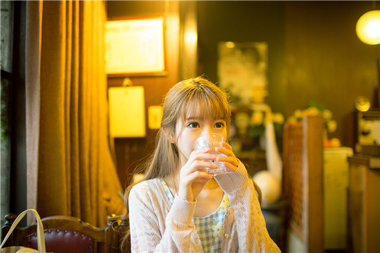 鸭脖草莓丝瓜向日葵芭乐手机版：超多高清直播节目随心看的手机播放器