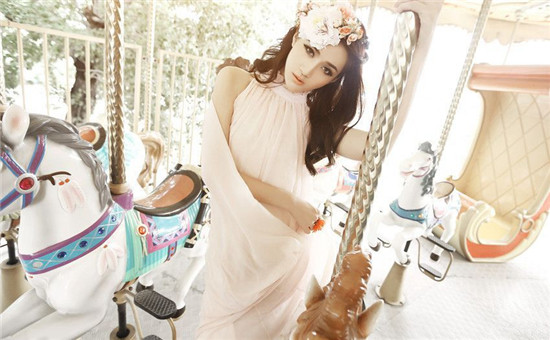 一个人在线观看免费中文：能为用户进行24小时实时更新的视频播放器