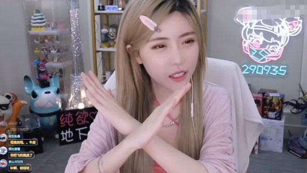斗鱼周淑怡直播时炮轰水友，只因水友昵称变态，喜提付费挨骂名场面